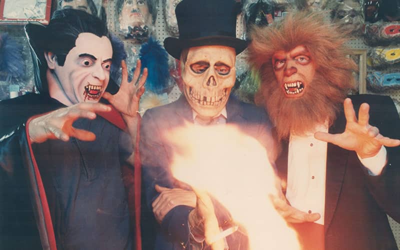 سه مرد با لباس های و ماسک های ترسناک برای هالووین