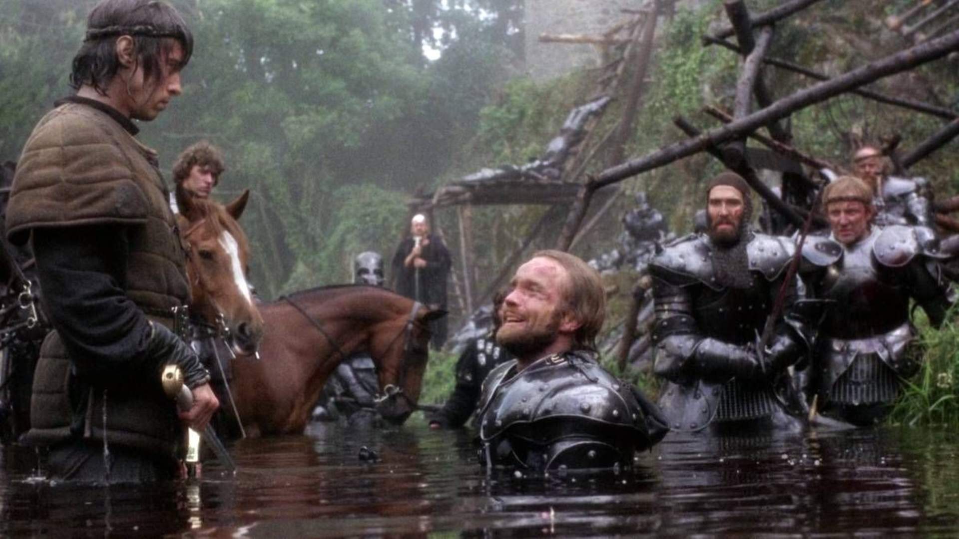 سربازانی با زره مخصوص در آب مقابل نایجل تری در فیلم Excalibur
