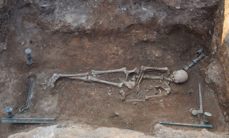 کشف جسد ۲۱۰۰ ساله زنی در یونان روی تخت پری دریایی