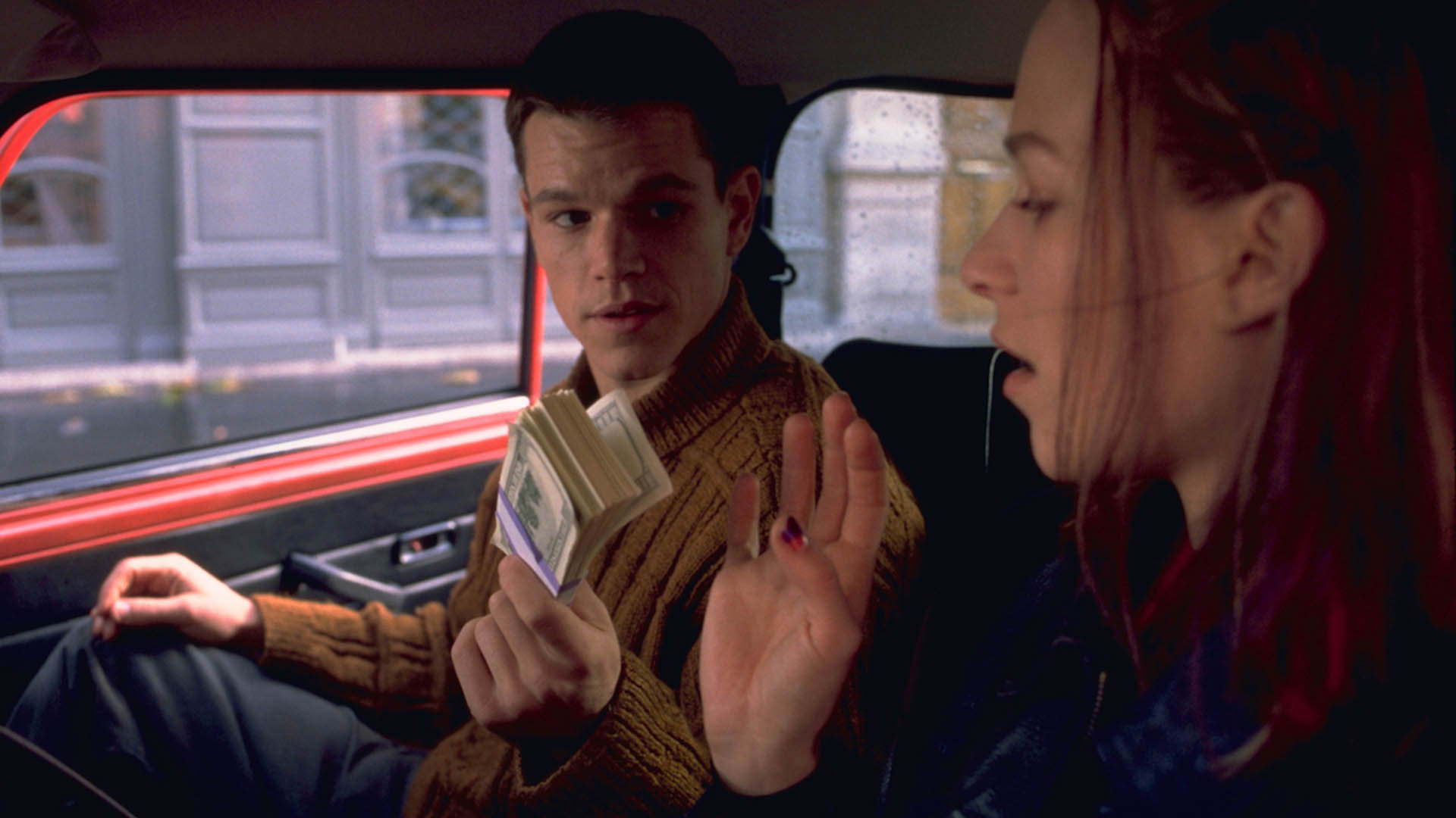 مت دیمون در حال پول دادن به فرانکا پوتنته در فیلم The Bourne Identity