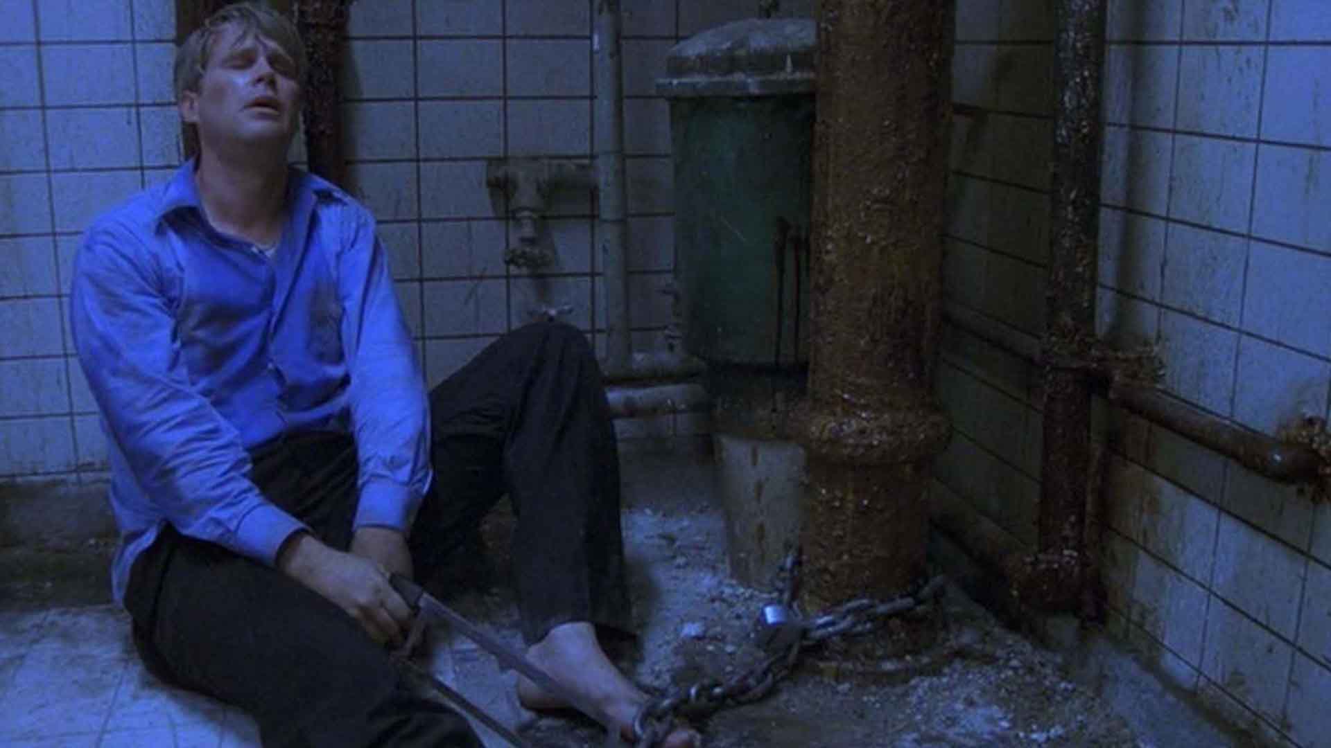 کری الویس به همراه یک اره در قسمت اول سری فیلم Saw