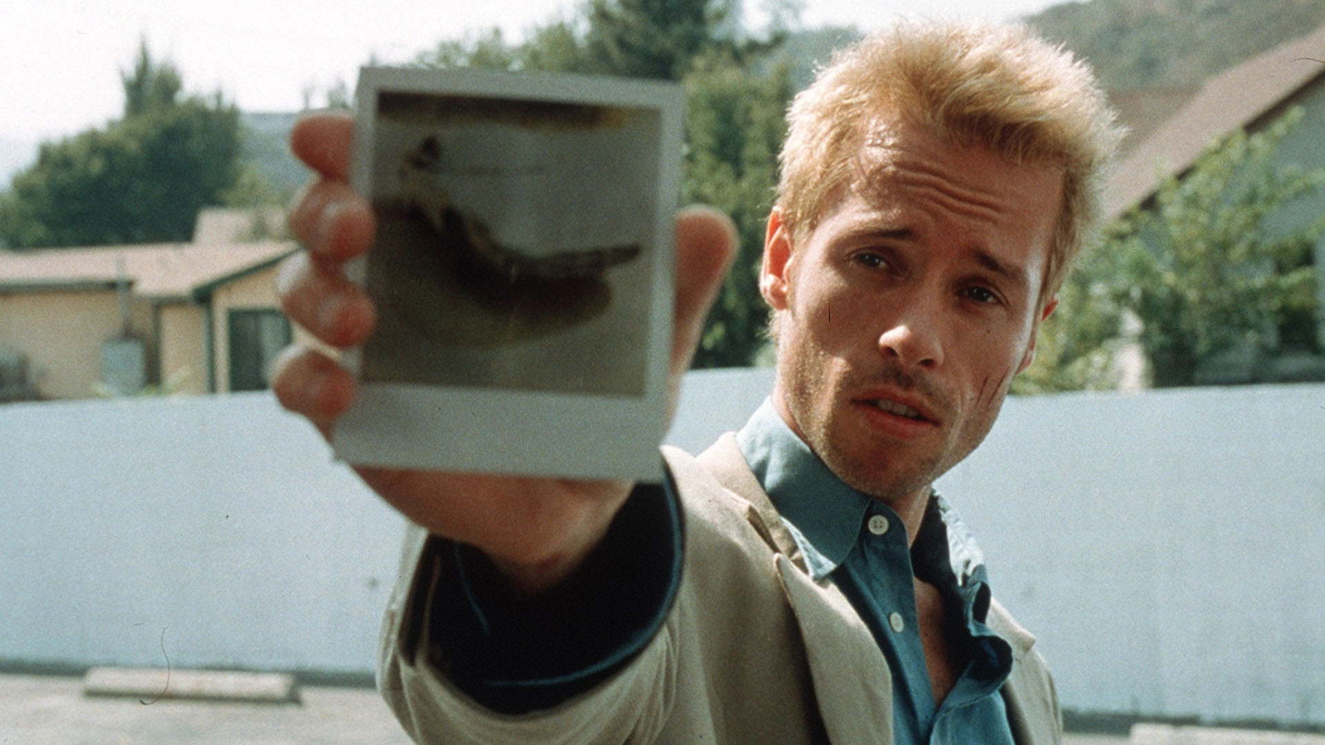 گای پیرس در فیلم Memento یک عکس پلوراید در دست دارد