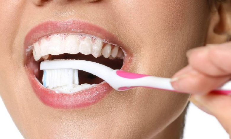 بهترین روش مسواک زدن؛ چرا اغلب دندان‌هایمان را به اشتباه تمیز می‌کنیم؟