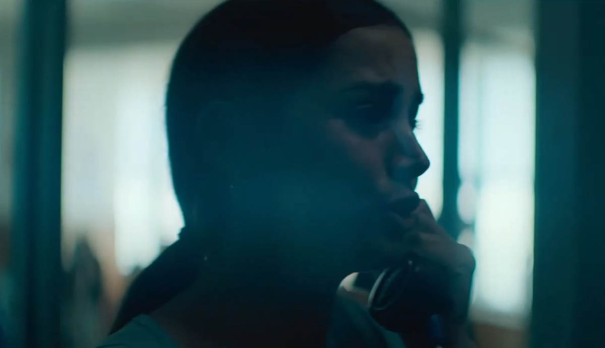 آنا د آرماس در حال صحبت با تلفن در فیلم Corazon