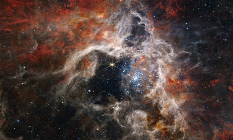 تصویر خیره‌کننده جیمز وب از سحابی رتیل ده‌ها هزار ستاره جوان را آشکار می‌کند