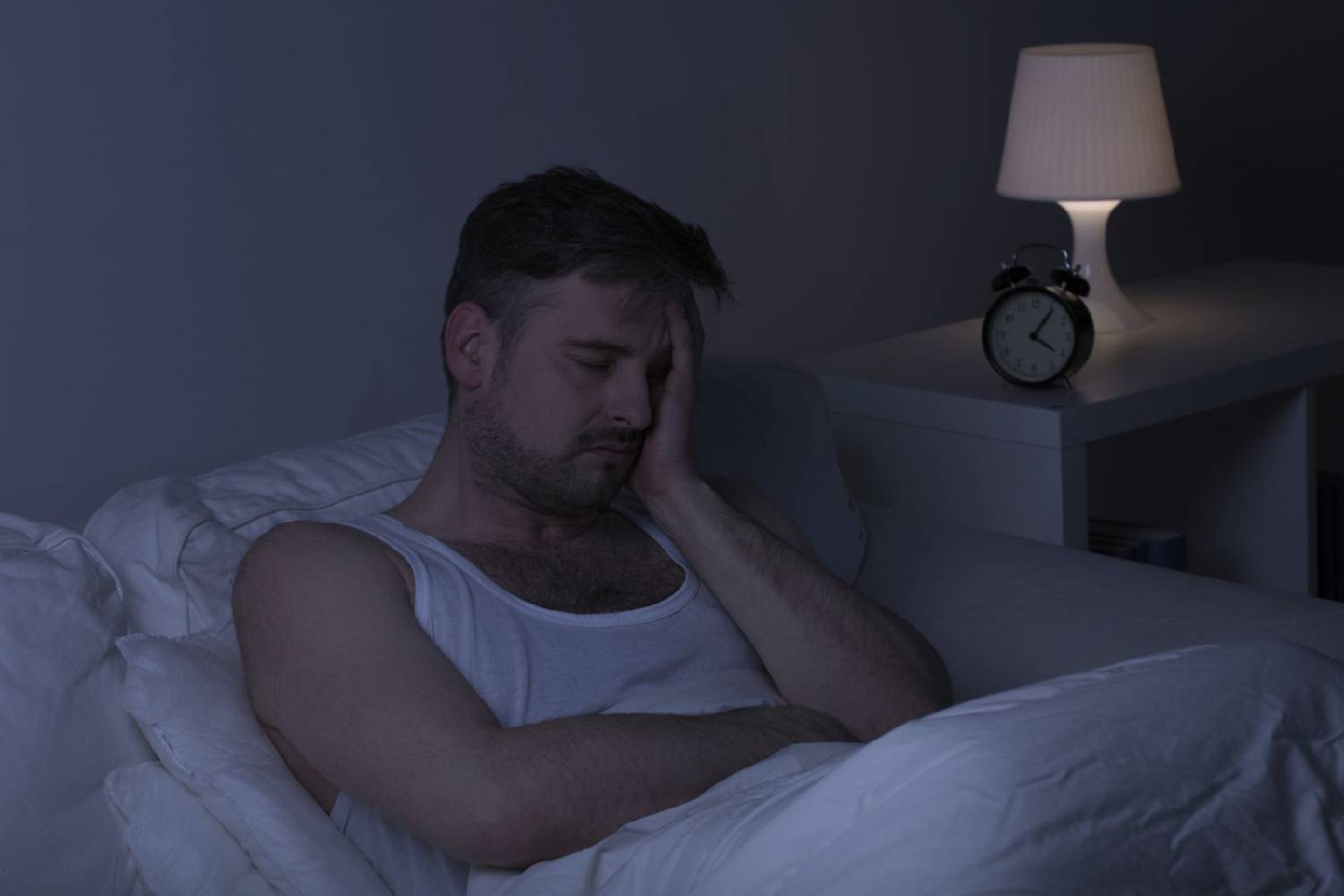 چرا شب‌ها بیشتر احساس درد می‌کنیم؟