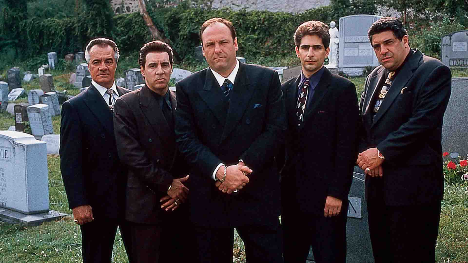 بازیگران اصلی سریال The Sopranos در یک قبرستان