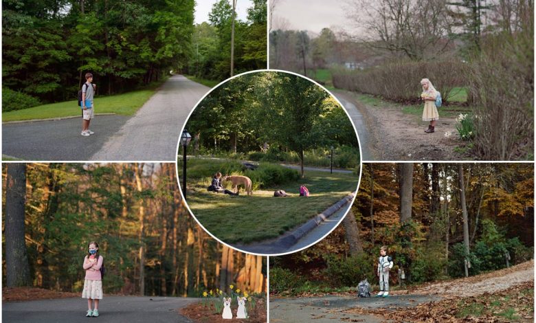 تصاویر قابلتأمل از کودکانی که در حوالی سندی هوک منتظر اتوبوس مدرسه هستند