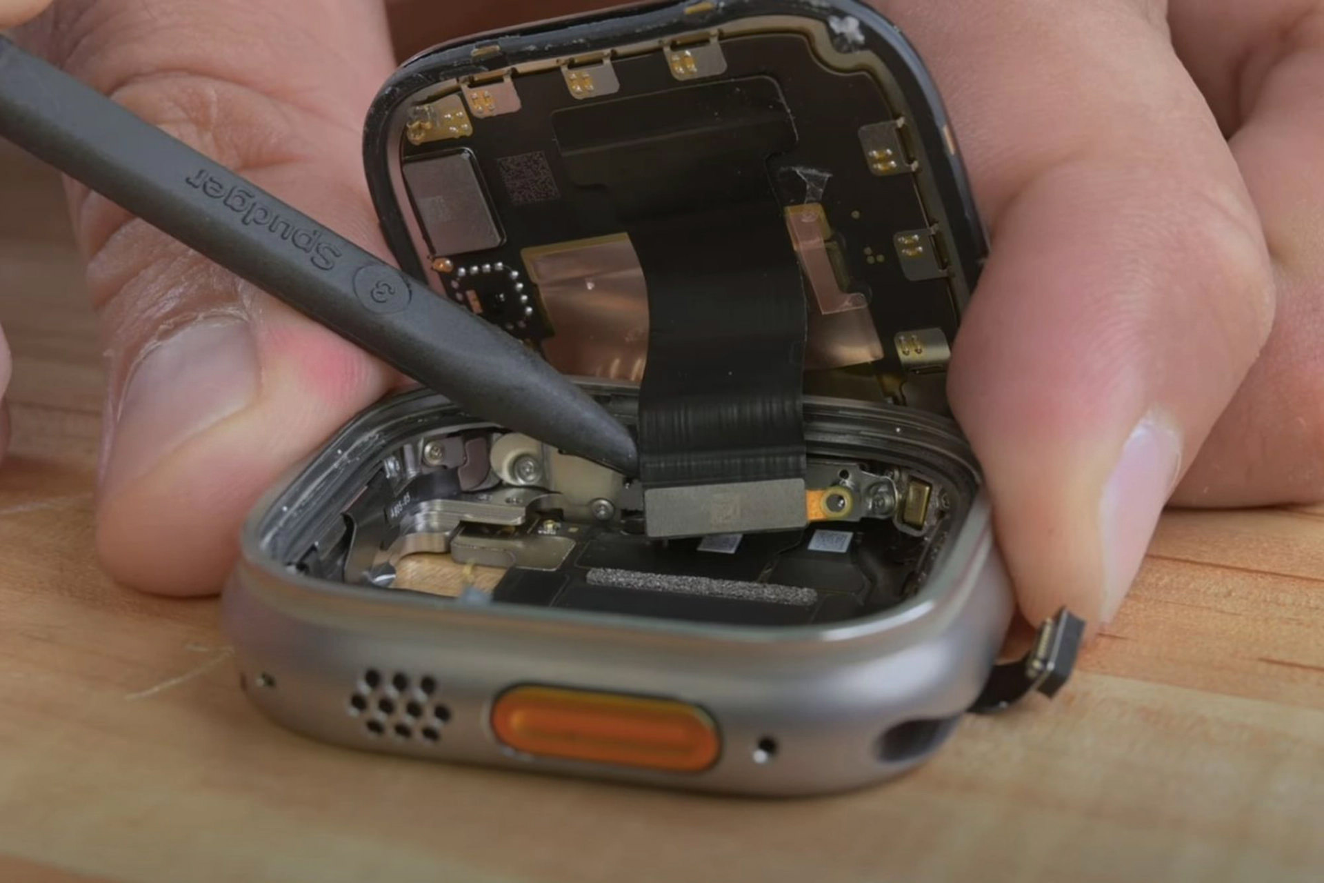 ویدیو کالبدشکافی اپل واچ اولترا، ساختار داخلی این ساعت هوشمند را نشان می‌دهد