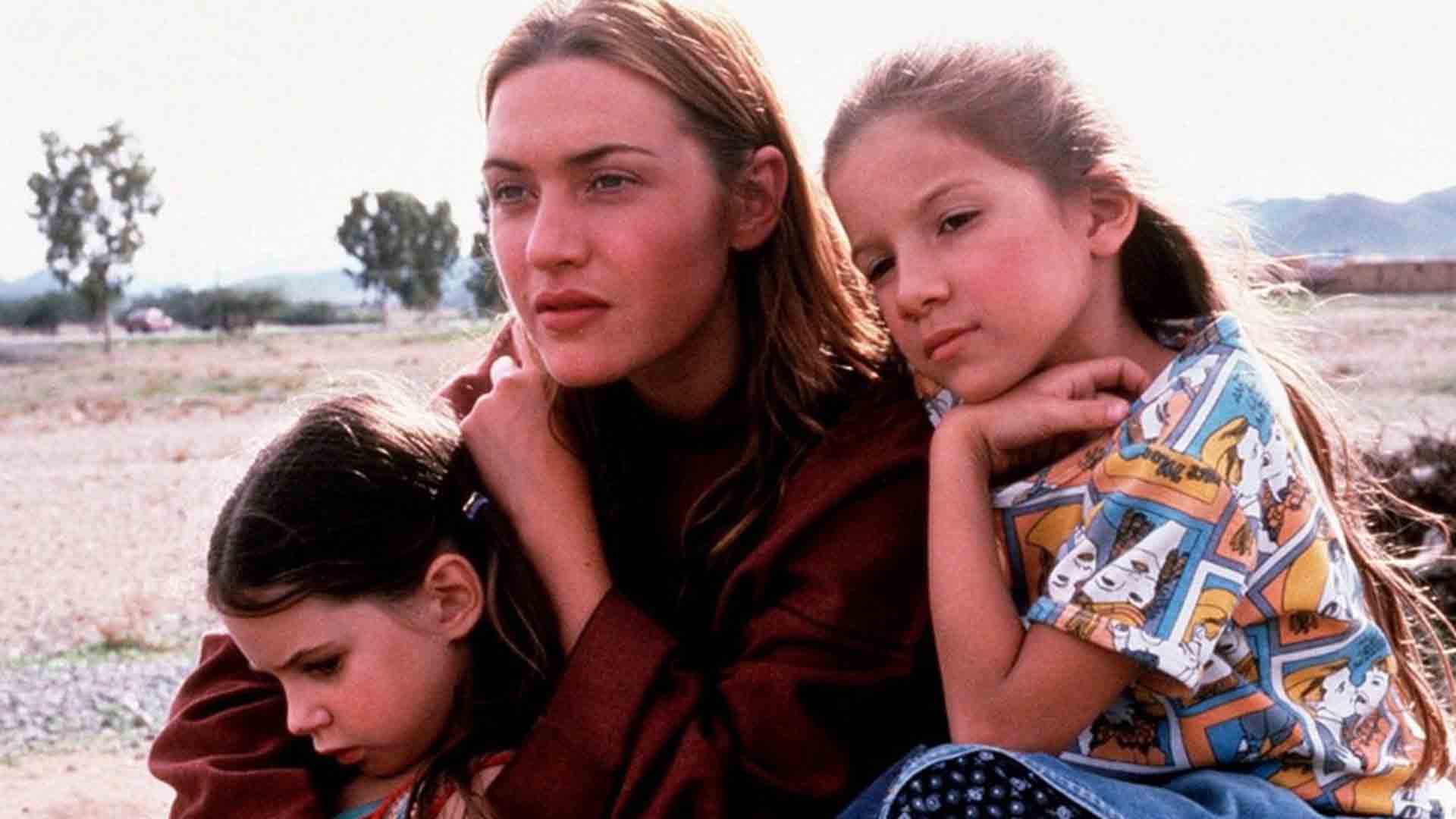 کیت وینسلت به همراه دو دختر بچه در فیلم Hideous Kinky