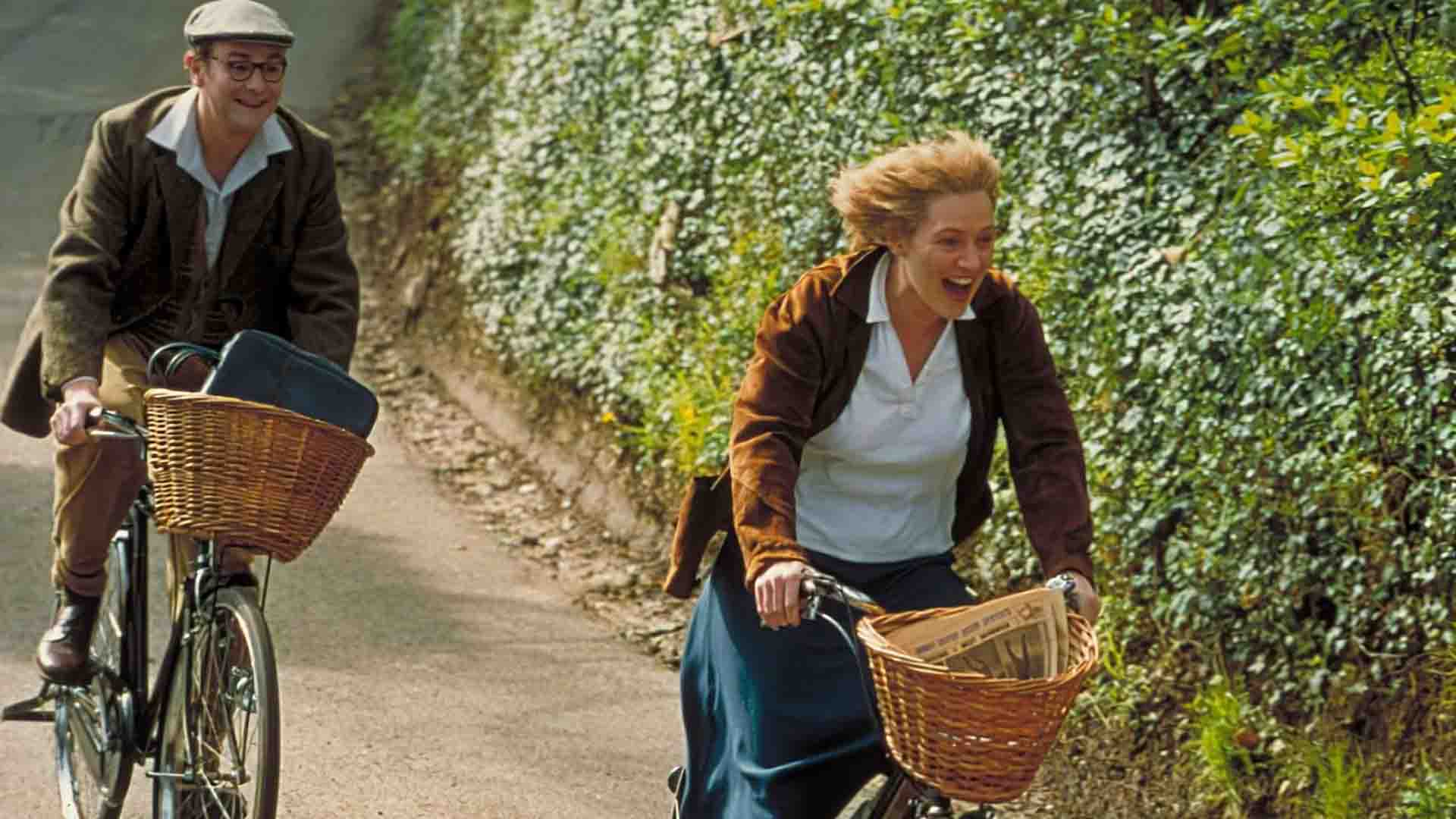 کیت وینسلت در حال دوچرخه سواری در فیلم Iris