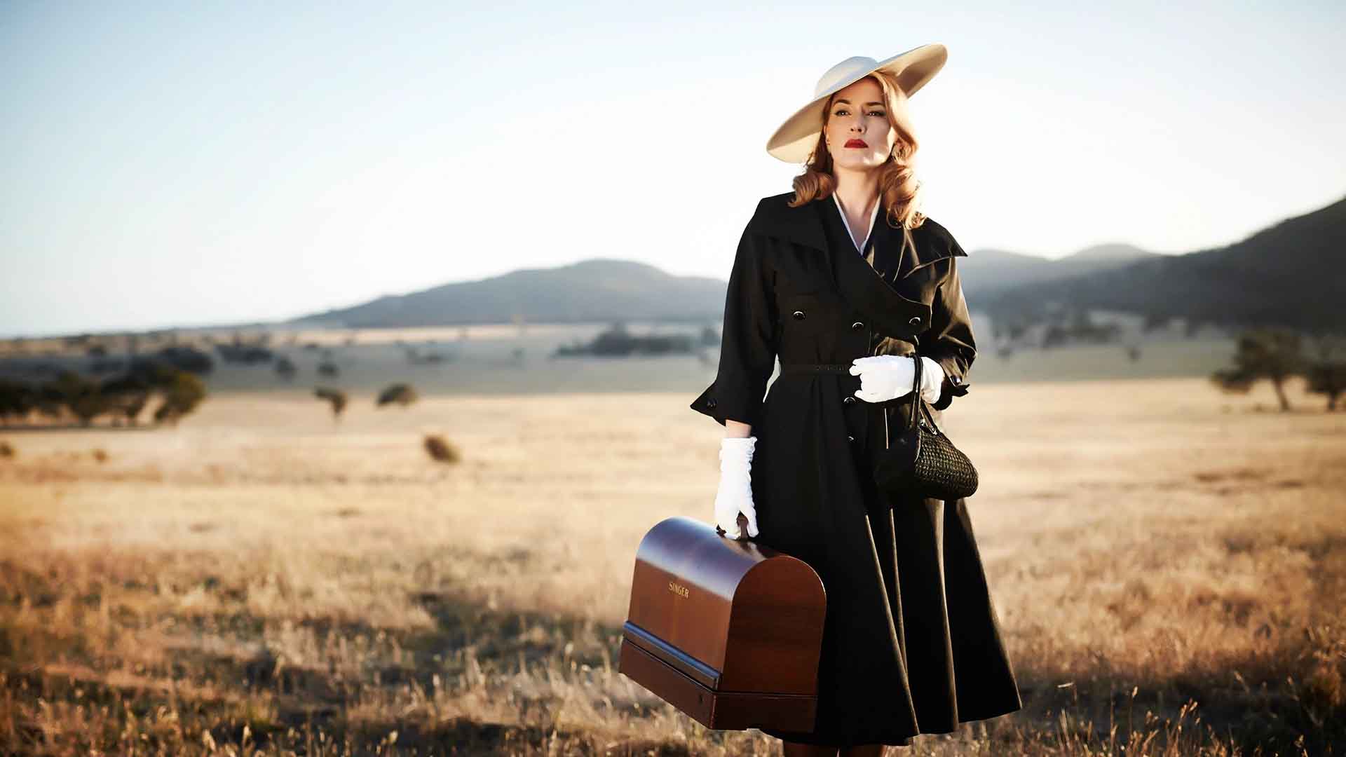 کیت وینسلت در دشتی بزرگ و چرخ خیاطی در فیلم The Dressmaker