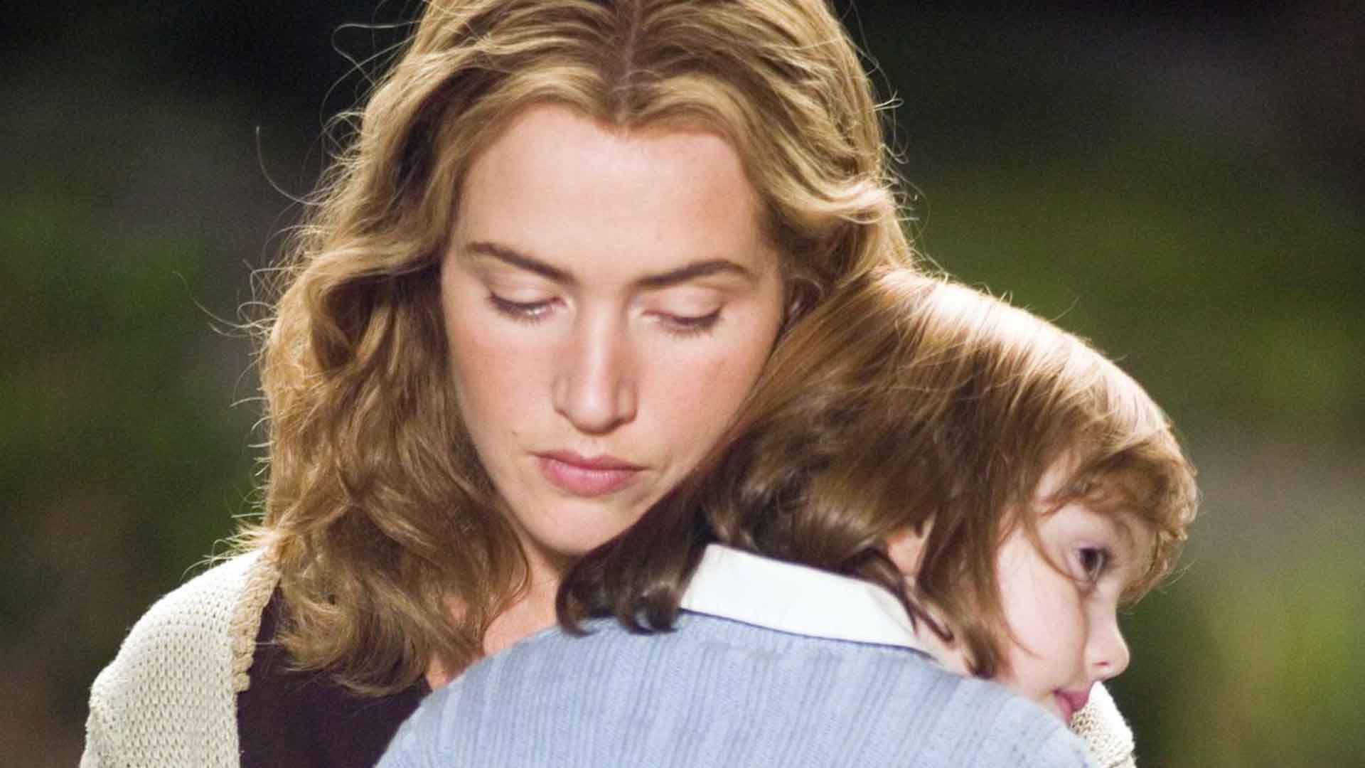 کیت وینسلت در فیلم Little Children دختر بچه‌ای را بغل کرده است
