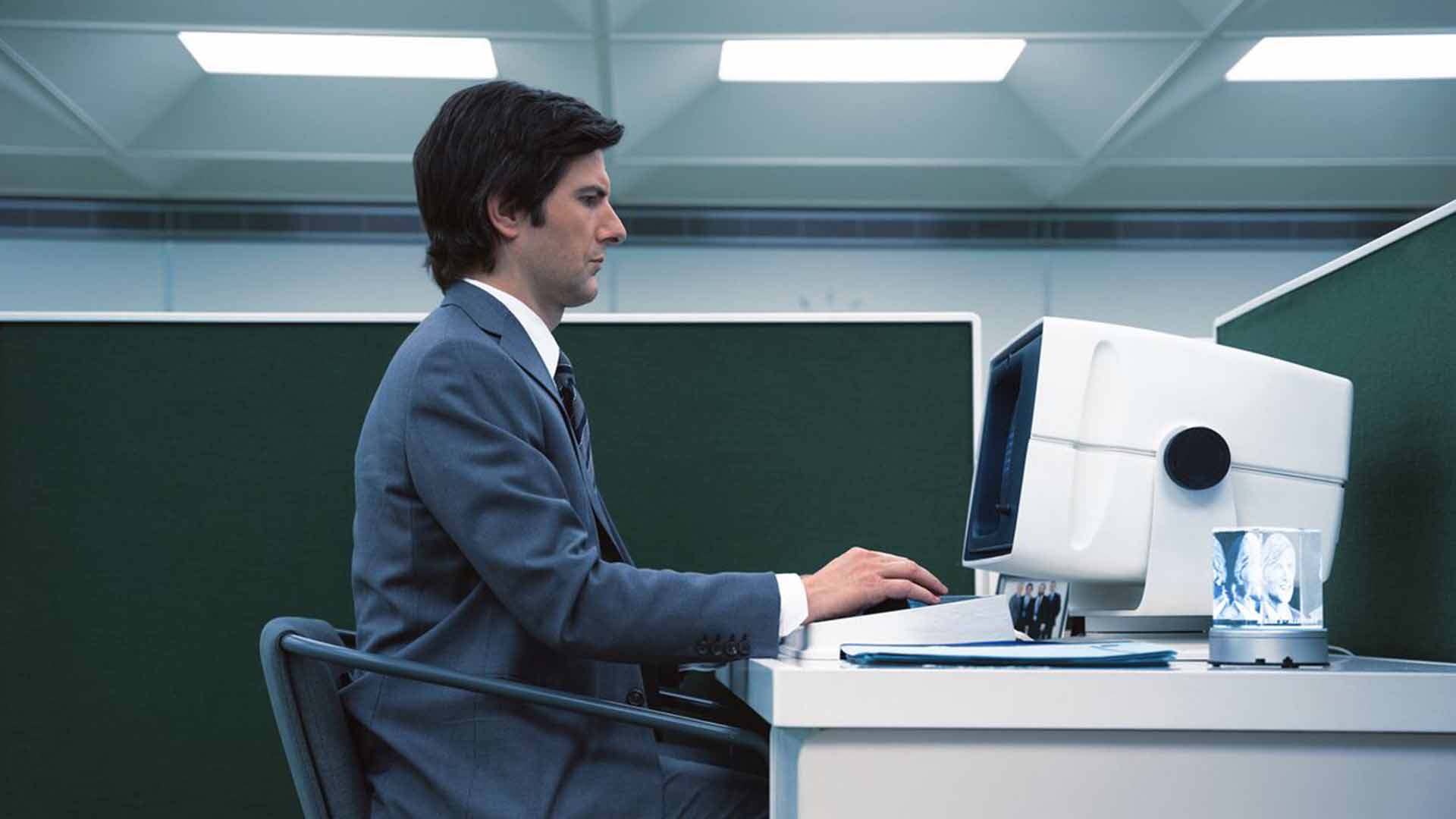 آدام اسکات در سریال severance با رایانه مخصوص شرکت کار می‌کند