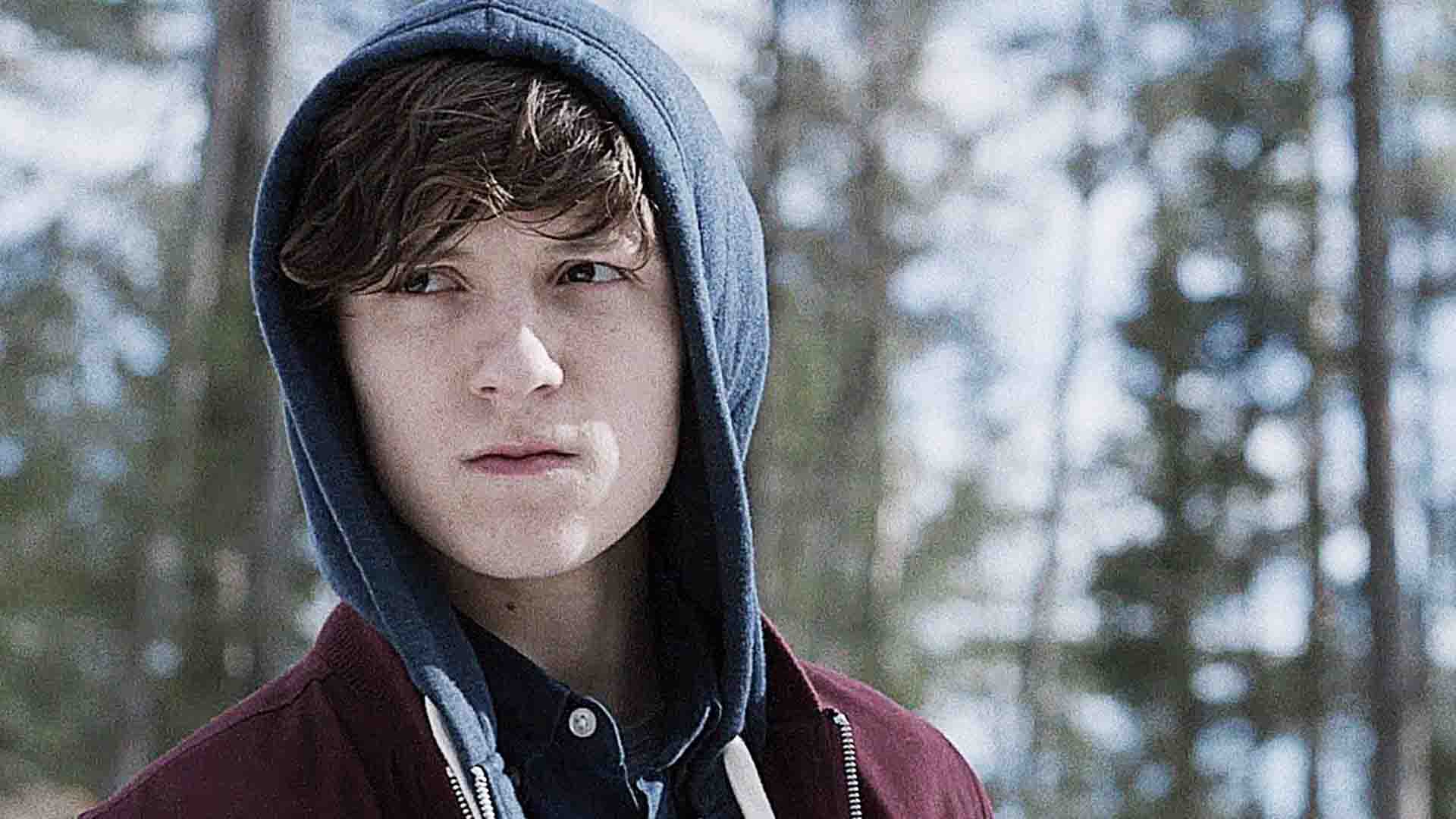 تام هالند در جنگل برفی در فیلم Edge of Winter