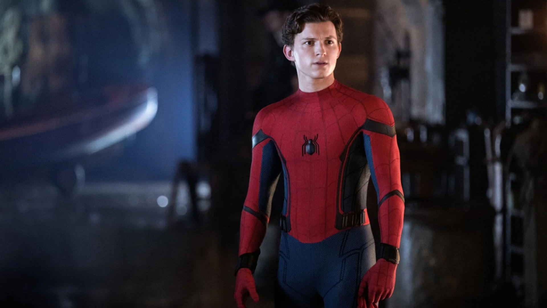 تام هالند با ماسک در دست مرد عنکبوتی در فیلم Spider-Man: Far From Home