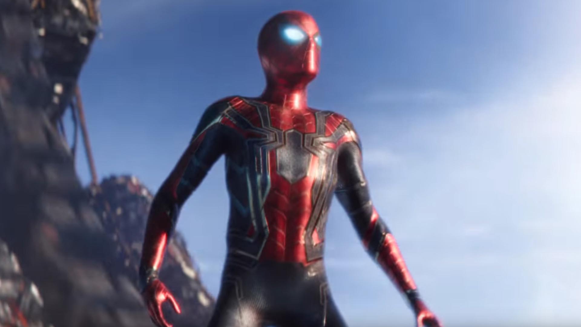 تام هالند با لباس مرد عنکبوتی در میدان نبرد در فیلم Avengers: Infinity War