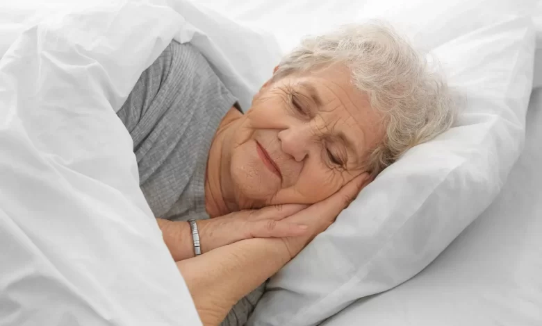 چرا سالمندان معمولاً زودتر از خواب بیدار می‌شوند؟