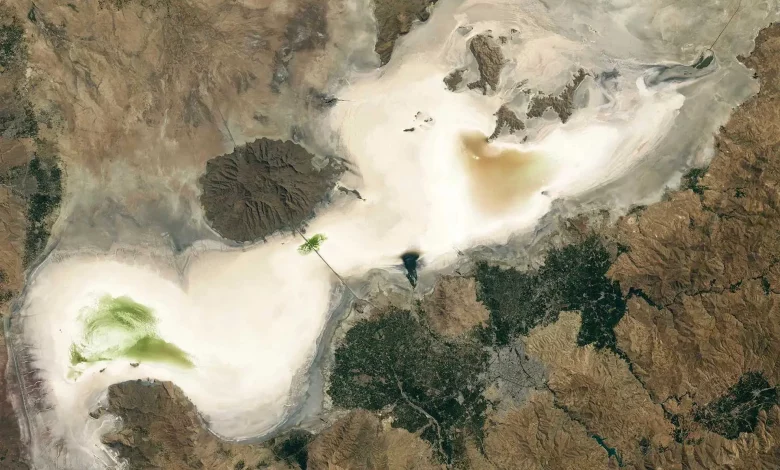 بزرگ‌ترین دریاچه خاورمیانه به دشت نمک تبدیل شده است