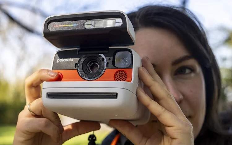 تجربهای نوستالژیک با دوربین فوری Polaroid Flip؛ سادگی، خلاقیت و چاپ آنی