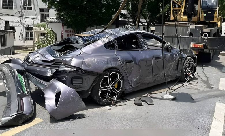 خودرو پرچمدار شیائومی پس از تصادف شدید با کامیون همچنان کار میکند