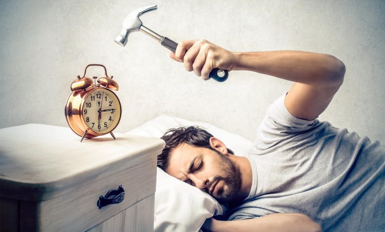 میدانیم دکمه اسنوز برایمان مضر است؛ پس چرا نمیتوانیم از فشردن آن دست برداریم؟