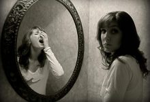 چرا بعضی‌ها از آینه می‌ترسند و چطور می‌شود بر آن غلبه کرد؟
