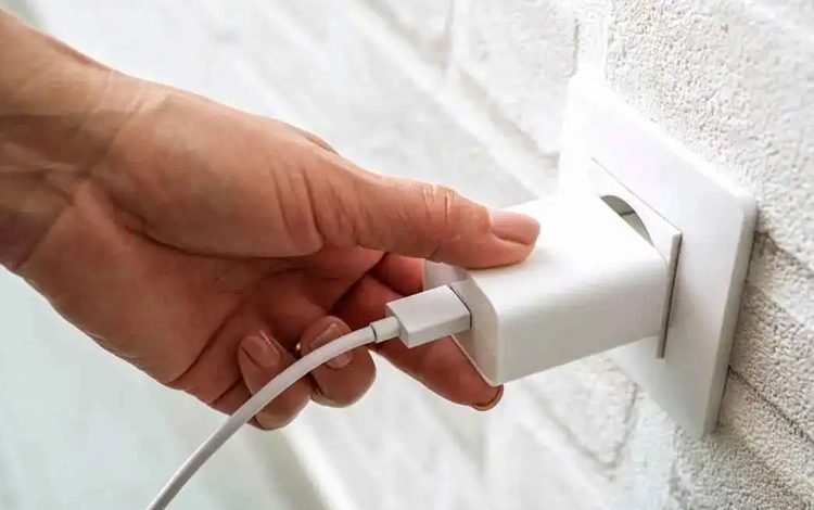آیا شارژر متصل به برق مصرف برق زیادی دارد؟