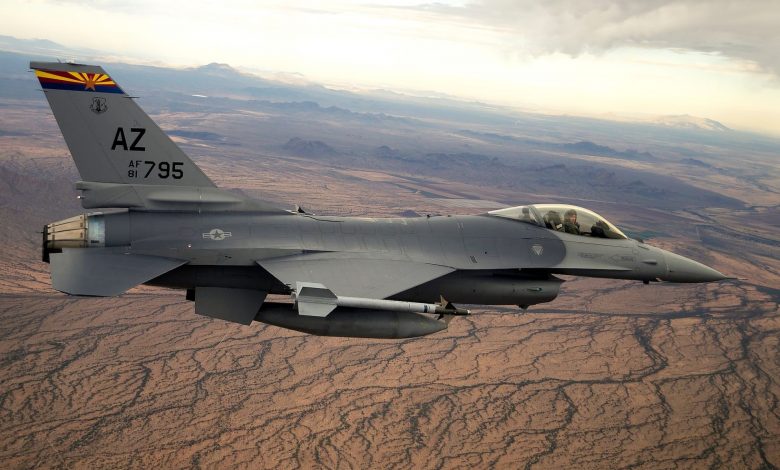 کابین جنگنده F-16 چه شکلی است؟