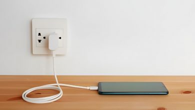 اتصال دائمی شارژر گوشی به پریز برق؛ چرا باید از این کار پرهیز کنیم؟