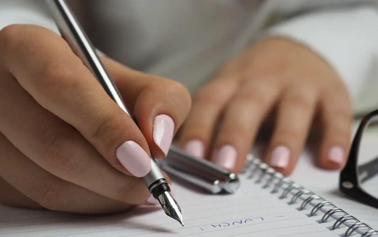 خداحافظی با دستخط؛ مهارتی ۵۵۰۰ ساله در آستانه فراموشی