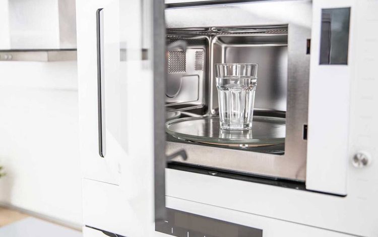 هشدار علمی: خطر پنهان جوشاندن آب در مایکروویو