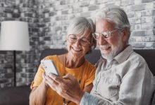 اندروید یا آیفون؛ کدام گوشی برای کاربران مسن بهتر است؟