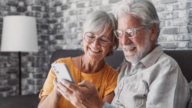 اندروید یا آیفون؛ کدام گوشی برای کاربران مسن بهتر است؟