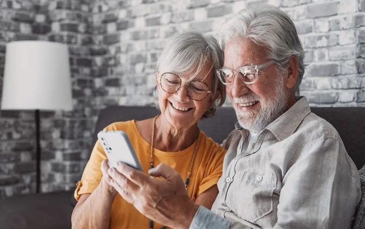 اندروید یا آیفون؛ کدام گوشی برای کاربران مسن بهتر است؟