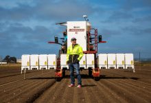 انقلاب در کشاورزی؛ این ماشین با لیزر علف‌های هرز را می‌سوزاند + ویدیو