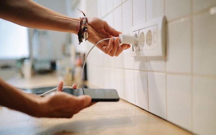 خطرات شارژر تقلبی: هشدار جدی درباره آتش‌سوزی و برق‌گرفتگی