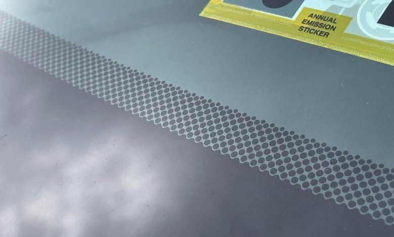 راز نقطههای مشکی روی شیشه جلو ماشین چیست؟