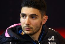 راننده مطرح فرمول یک با کلاه طرح مرد عنکبوتی در مسابقات شرکت می‌کند