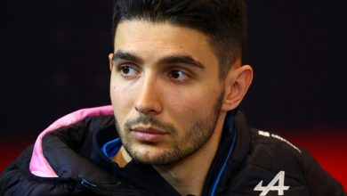 راننده مطرح فرمول یک با کلاه طرح مرد عنکبوتی در مسابقات شرکت می‌کند