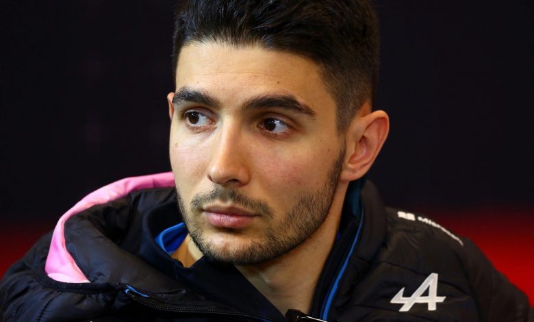 راننده مطرح فرمول یک با کلاه طرح مرد عنکبوتی در مسابقات شرکت میکند