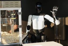 ربات تسلا پاپ‌کورن سرو می‌کند؛ آیا برای آینده‌ای که ایلان ماسک می‌سازد آماده‌ایم؟