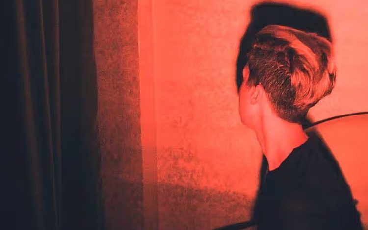 علم توضیح می‌دهد: چرا در تاریکی چیزهای غیرواقعی می‌بینیم؟