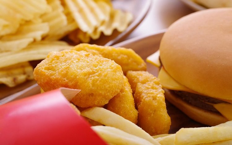 مغز نوجوانان در دام غذاهای صنعتی؛ زنگ خطر برای سلامت نسل آینده