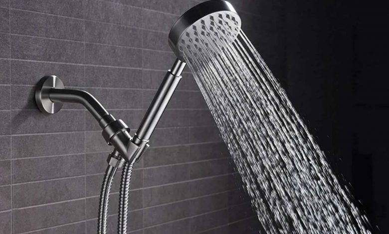 میلیاردها باکتری در سردوش حمام پنهان و منتظرند روی شما پاشیده شوند؛ آیا باید نگران باشید؟