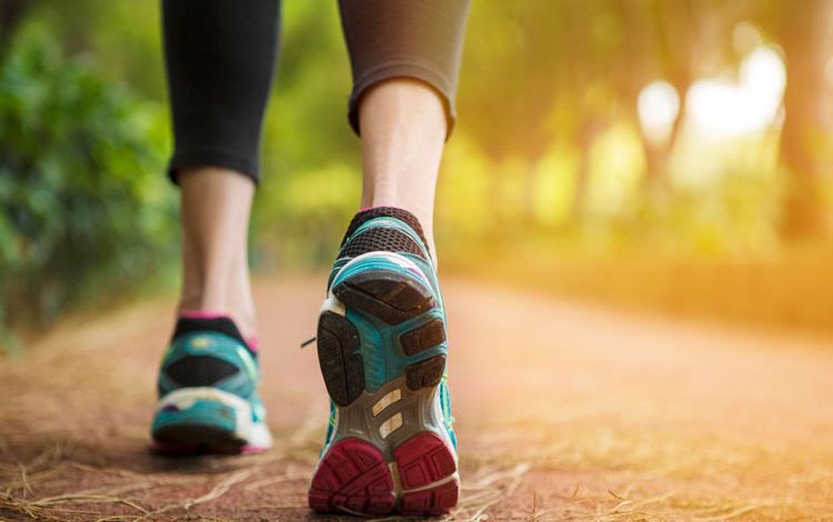 پیادهروی معکوس: کشف فواید شگفتانگیز برای سلامت جسم و ذهن