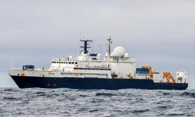 کشتی مرموز روسیه، یک هواپیما را با لیزر هدف گرفت