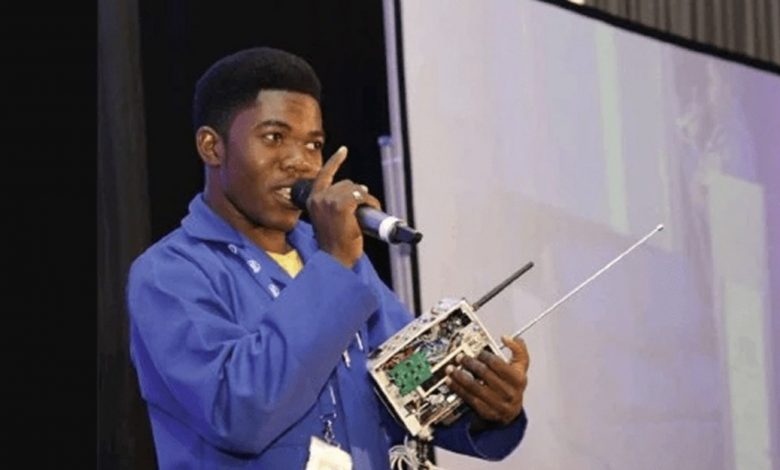 گوشی بینیاز از سیمکارت؛ دستاورد تحسینبرانگیز جوان آفریقایی