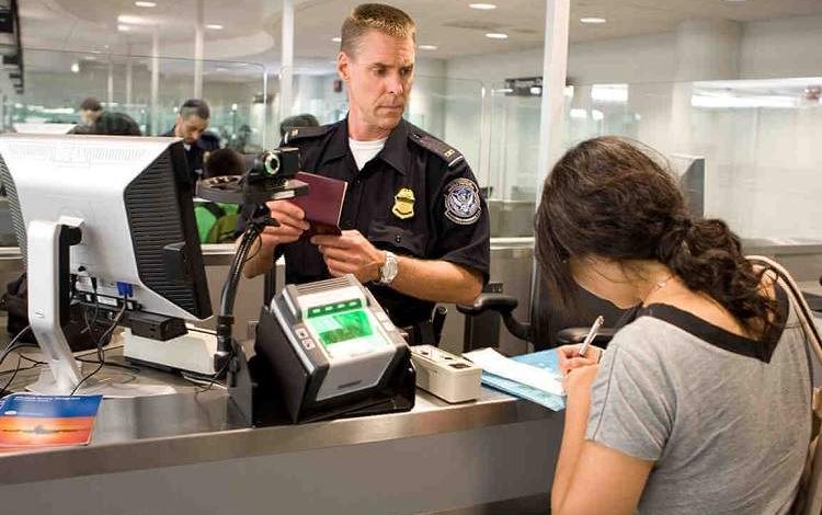 آمریکا بررسی پنج سال سابقه شبکههای اجتماعی مسافران خارجی را الزامی میکند