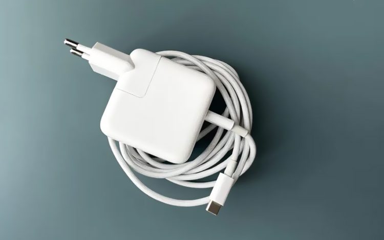 آیا شارژر USB-C لپ‌تاپ برای شارژ گوشی مناسب است؟